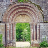 Lévinhac : le tympan de l'ancienne chapelle