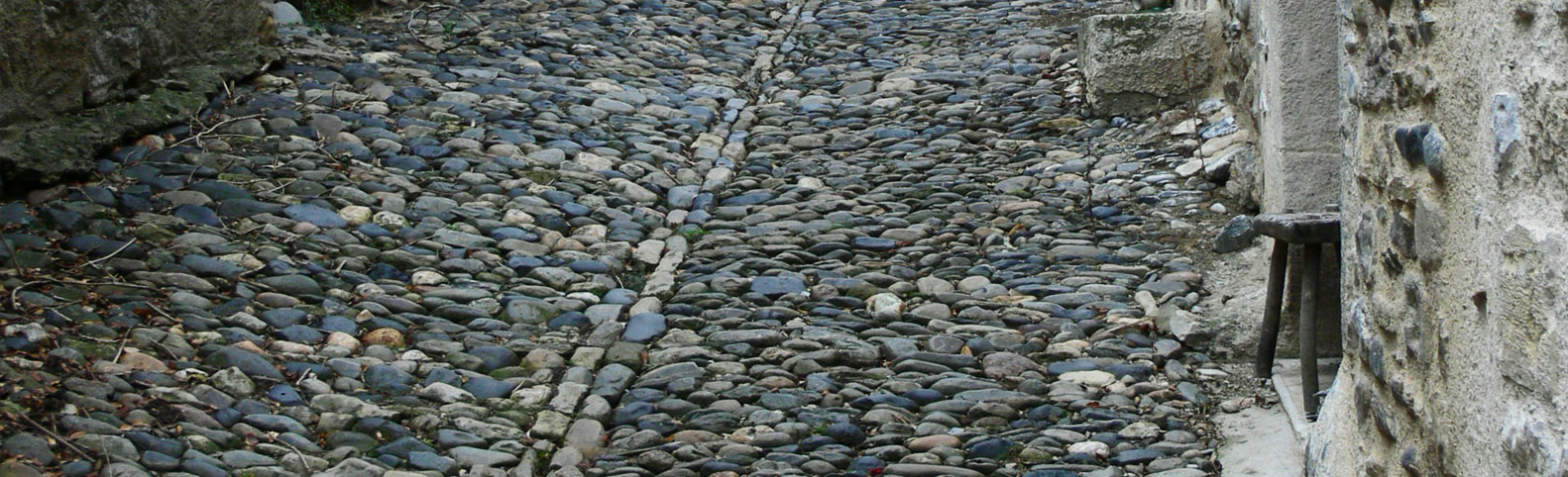 Ruelle pavée de galets du Lot à Saint-Côme, en Aveyron